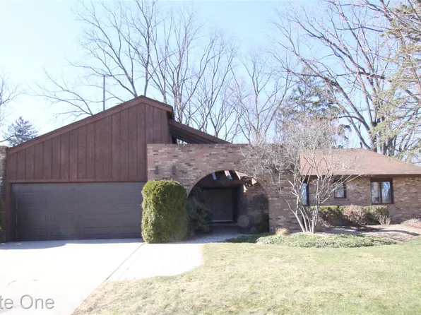 4458 Southmoor Ln, West Bloomfield, MI 48323