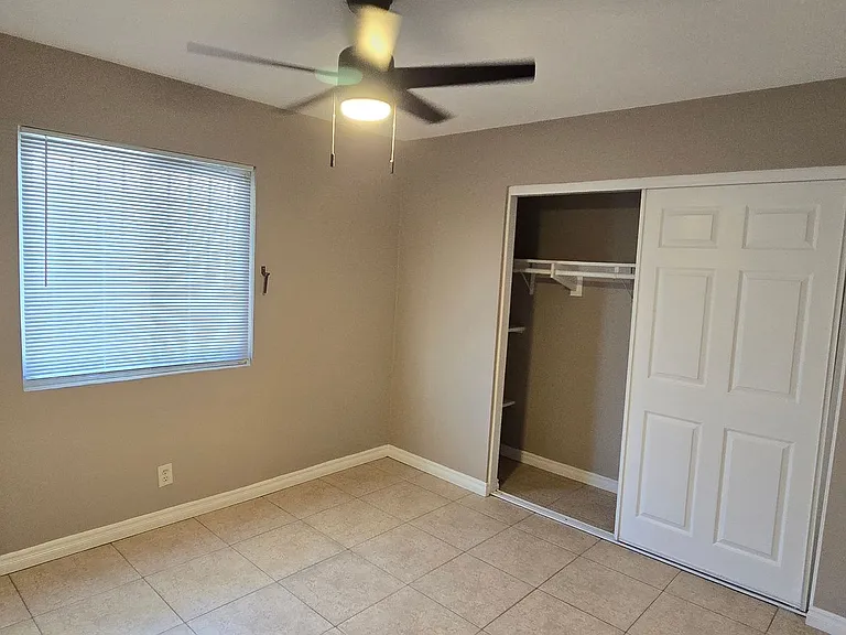 405 S Kroeger St — Photo 41