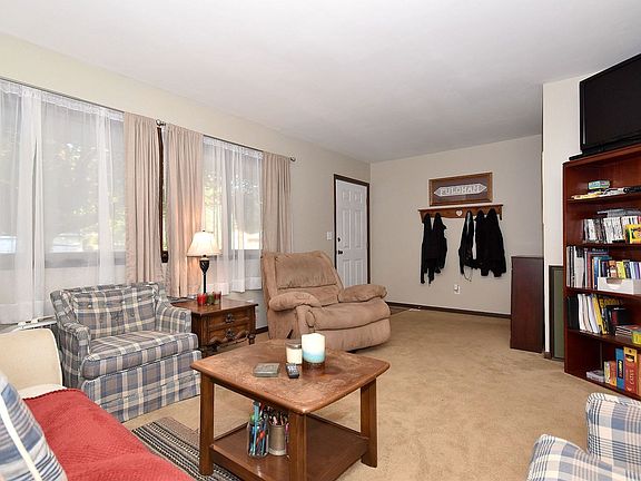 5th image of 49 Circle Dr E