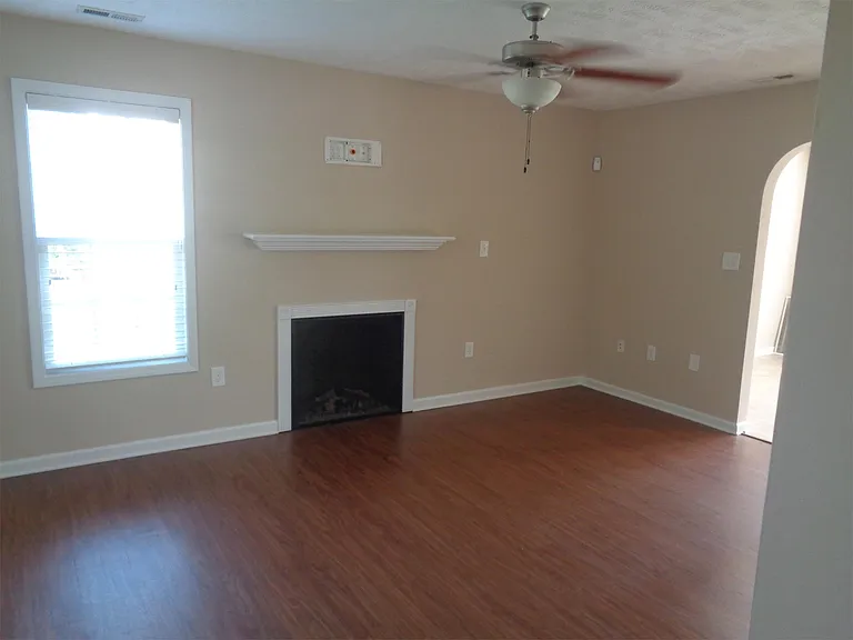 184 Roanoke Dr — Photo 3