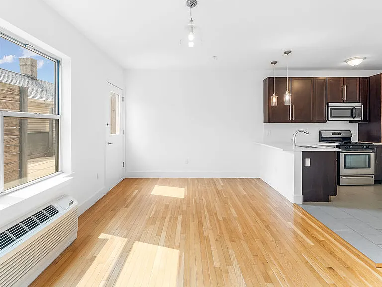 366 West Side — Photo 8