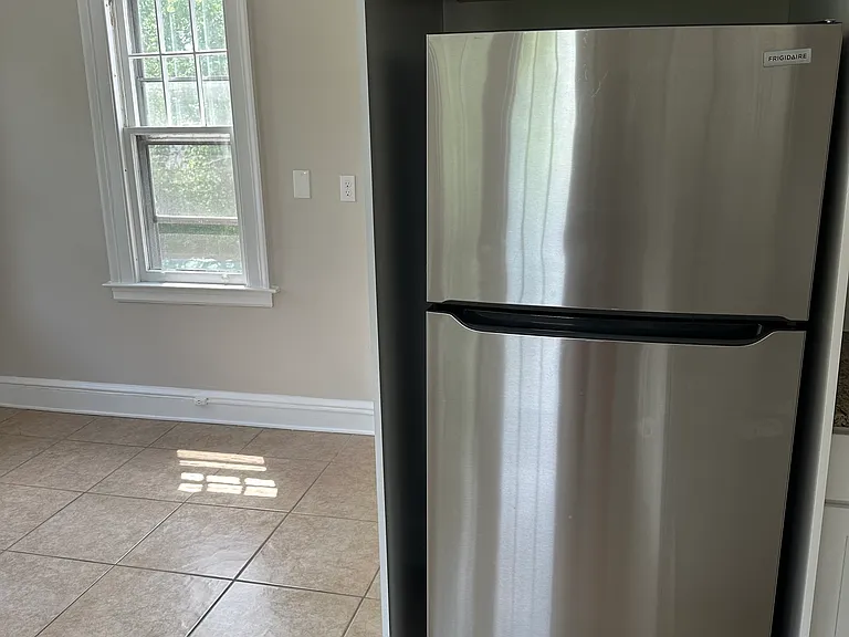 219 Jordan Ln — Photo 3