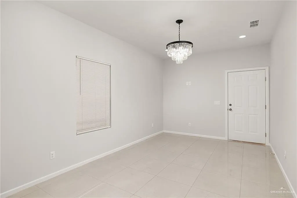 3 bed, 2.0 bath, 4250 sqft, $1,100 — Photo 3