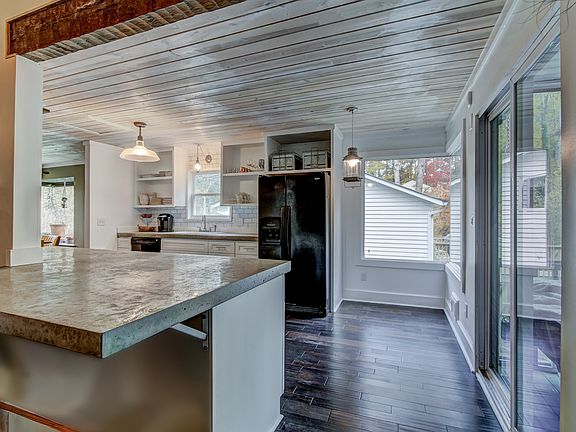 4th image of 3054 Oak Dr