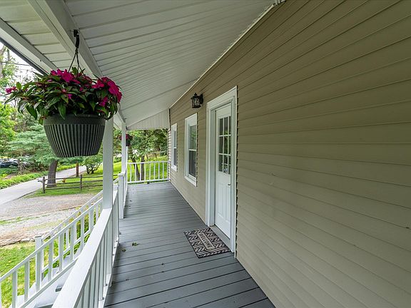 3rd image of 2 Congdon Ln