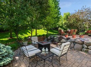 6865 Sapphire Ln, Chanhassen, MN 55317