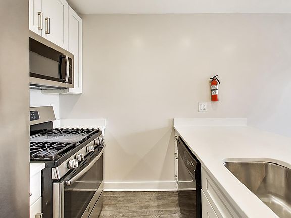 5th image of 924 19th St NE #3