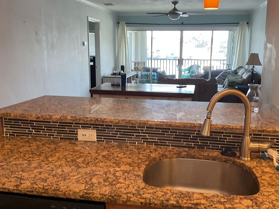 YOU CAN SEE THE BOATS FROM THE KITCHEN
