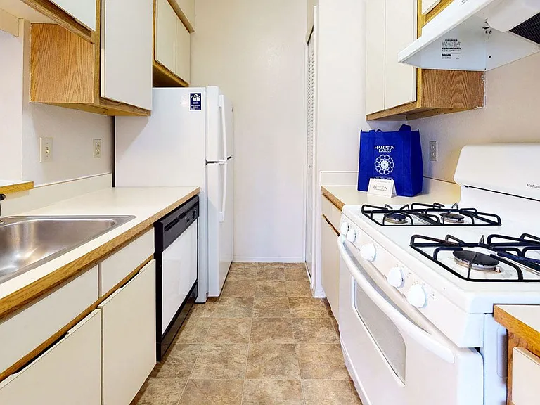 Hampton Lakes Apartments — Photo 18