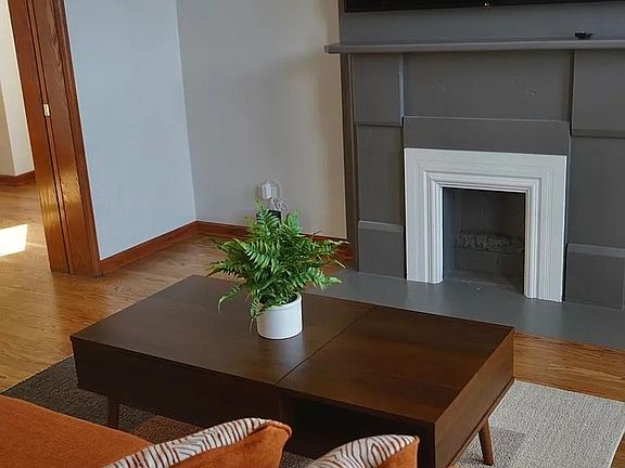 3rd image of 2706 W Warren Blvd #1