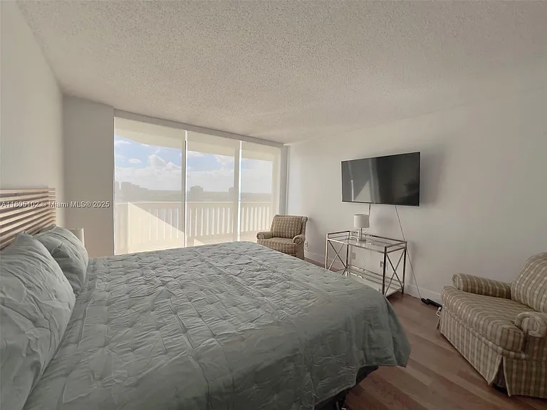 1000 W Island Blvd #2412 — Photo 19