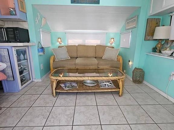 4th image of 701 Spanish Main Dr #423