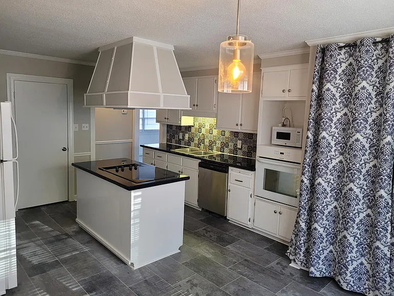 910 Edwards Ave — Photo 12