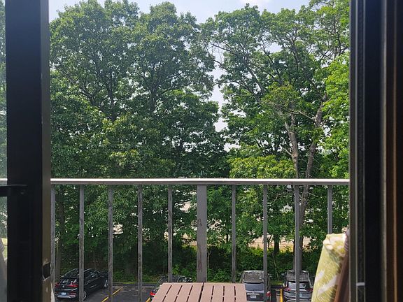 5th image of 756 Quaker Ln APT 306-A