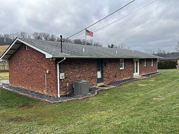 3rd image of 20 Fort Cherry Rd