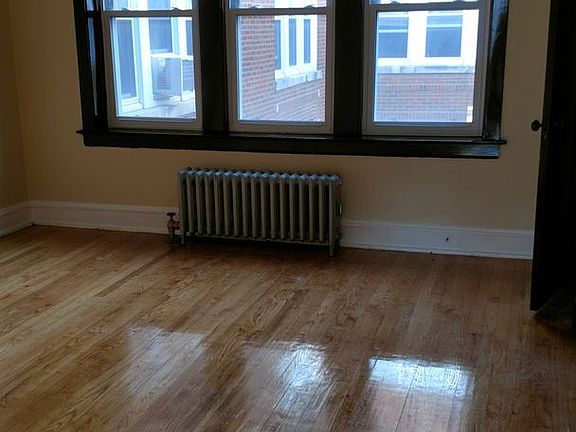 2nd image of 4020 W Melrose St APT 1N