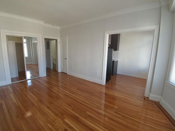 2nd image of 305 Hyde St