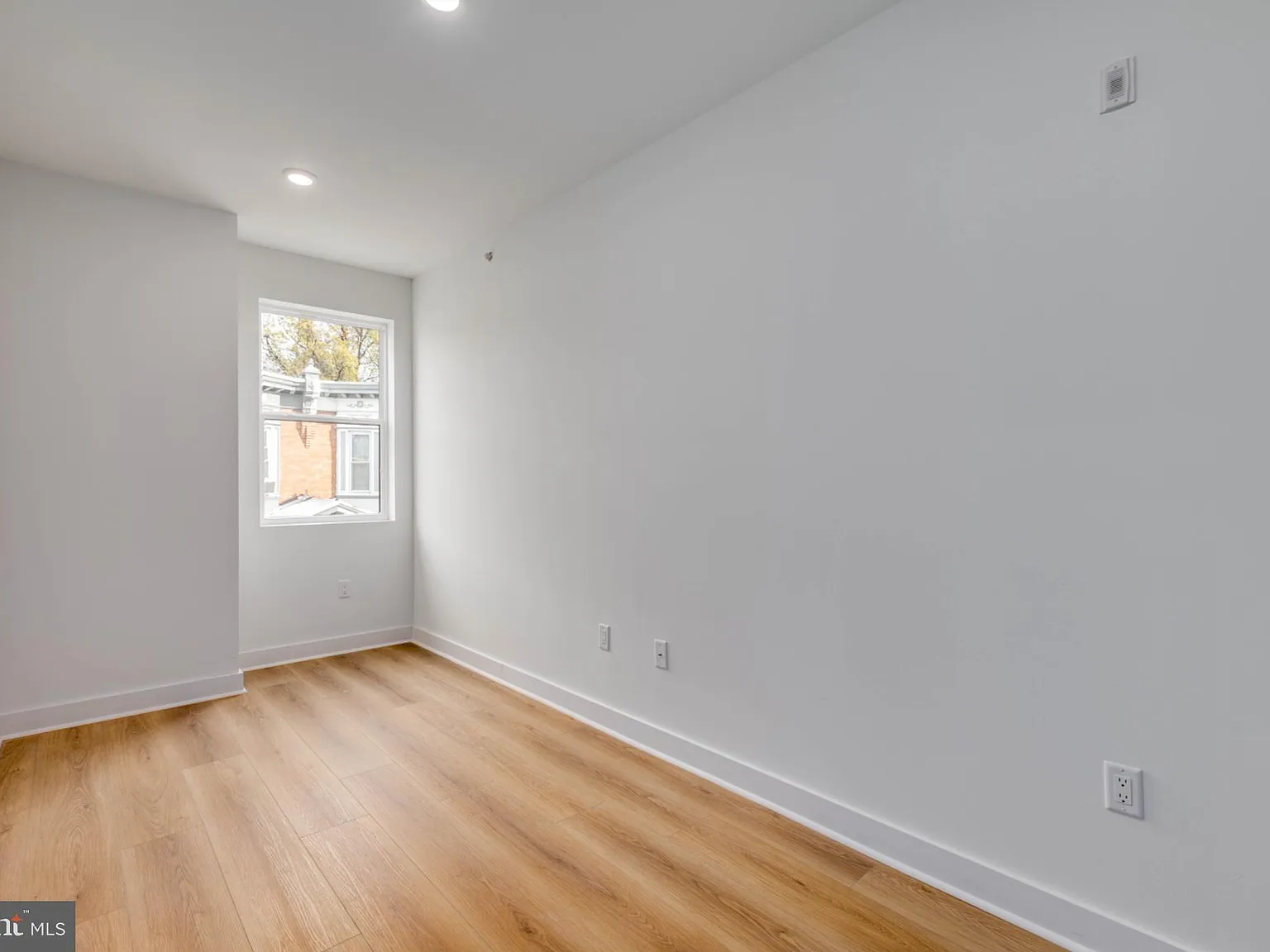 2 bed, 1.0 bath, $1,400 — Photo 2