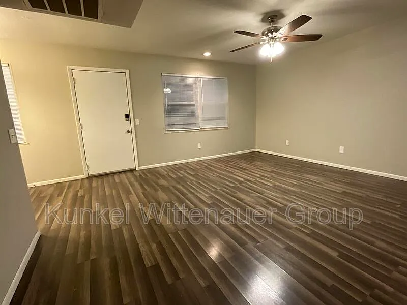 2 bed, 1.0 bath, 1050 sqft, $800 — Photo 2