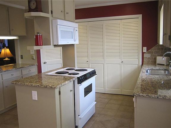 5th image of 101 Maplewood Dr APT 15