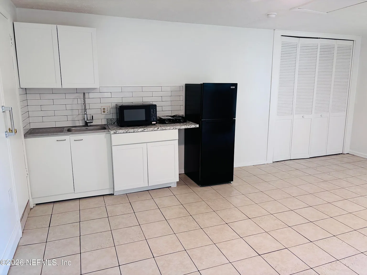 1 bed, 1.0 bath, 300 sqft, $950 — Photo 2