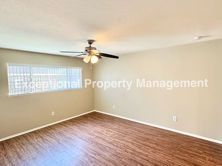 834 W 16th St — Photo 9