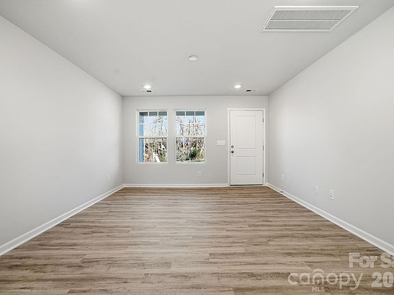 5th image of 935 Wallace St
