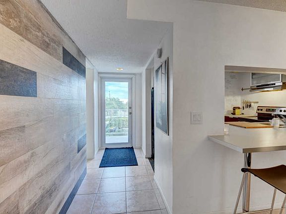 2nd image of 330 NE 26th Ave APT 204