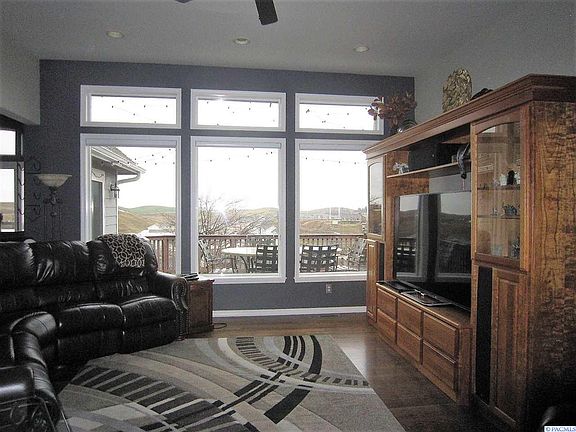 2nd image of 1015 SW Itani Dr