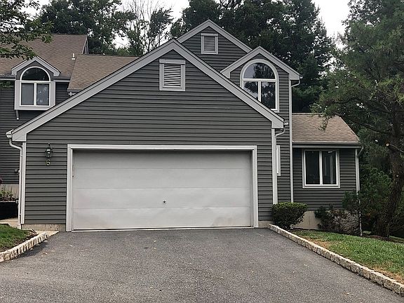 2nd image of 6 Crescent Hollow Ct