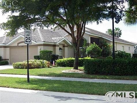 End unit with large screened entry way