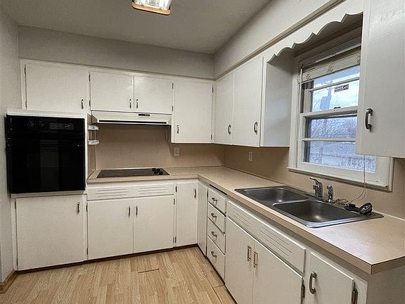 4th image of 3213 Cornhusker Dr