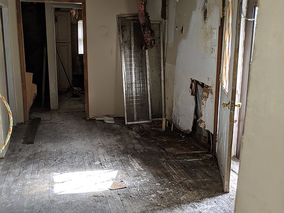 4th image of 216 W 1st St