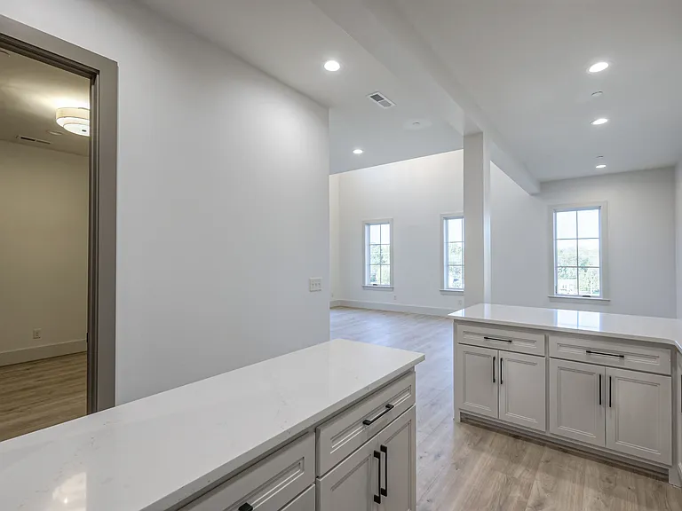 1025 Southwalk Dr — Photo 16