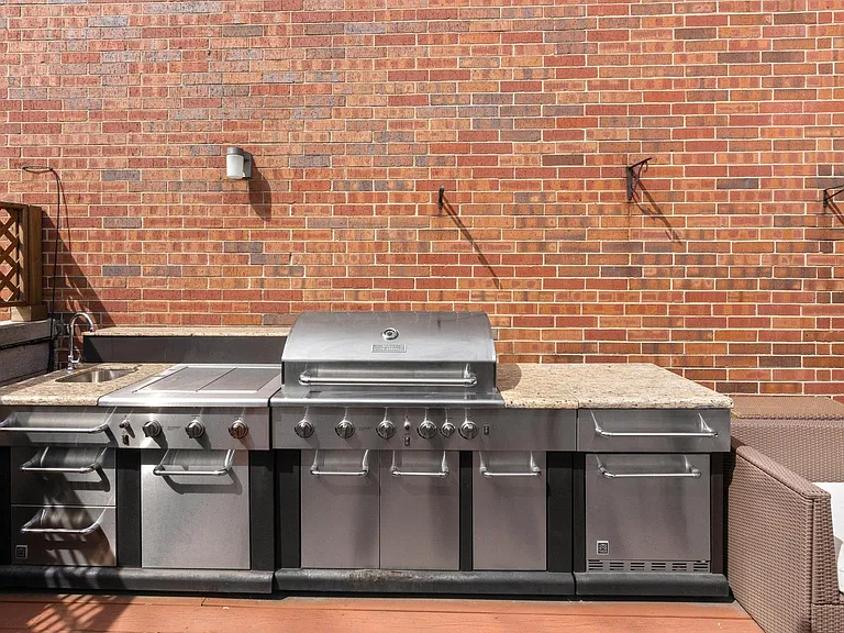 1616 W Altgeld St — Photo 37