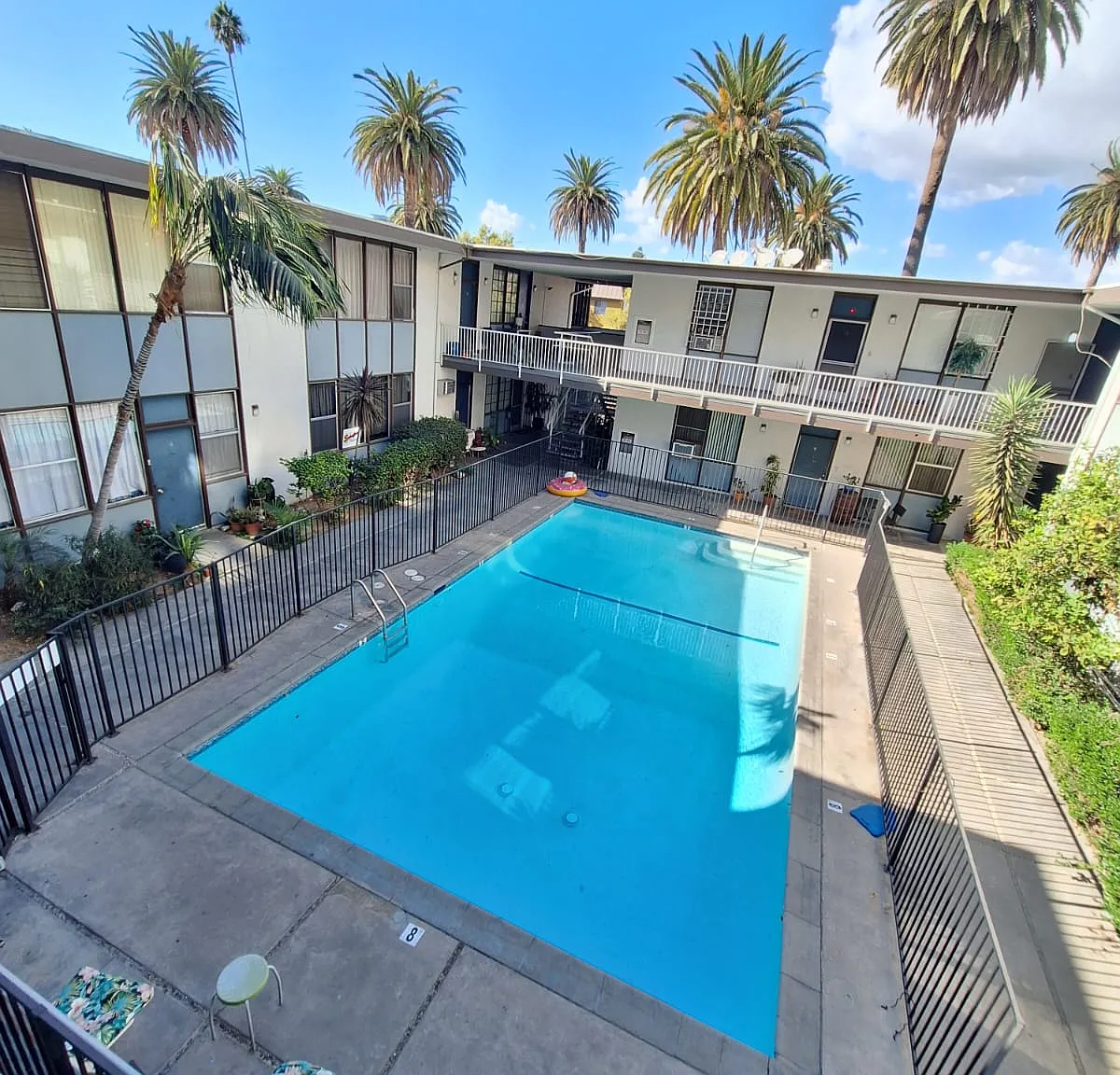 400 Occidental — Photo 1