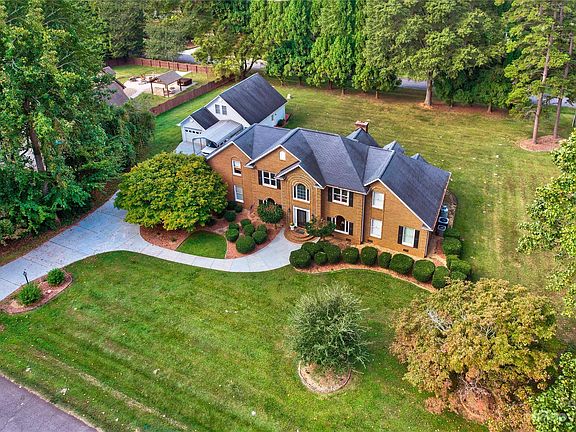 5th image of 157 Lakeshore Dr