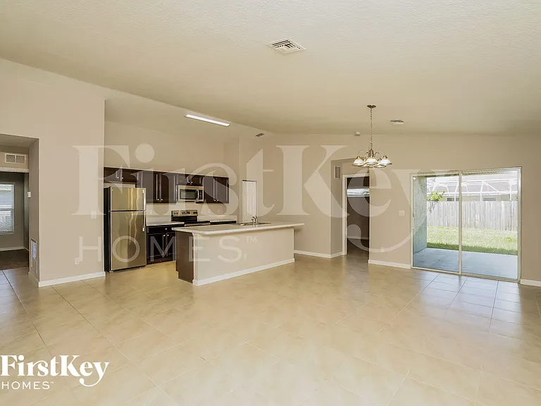 4285 SW Walker St — Photo 2
