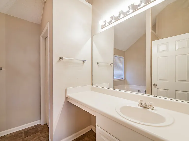 409 Robin Hill Ln — Photo 12