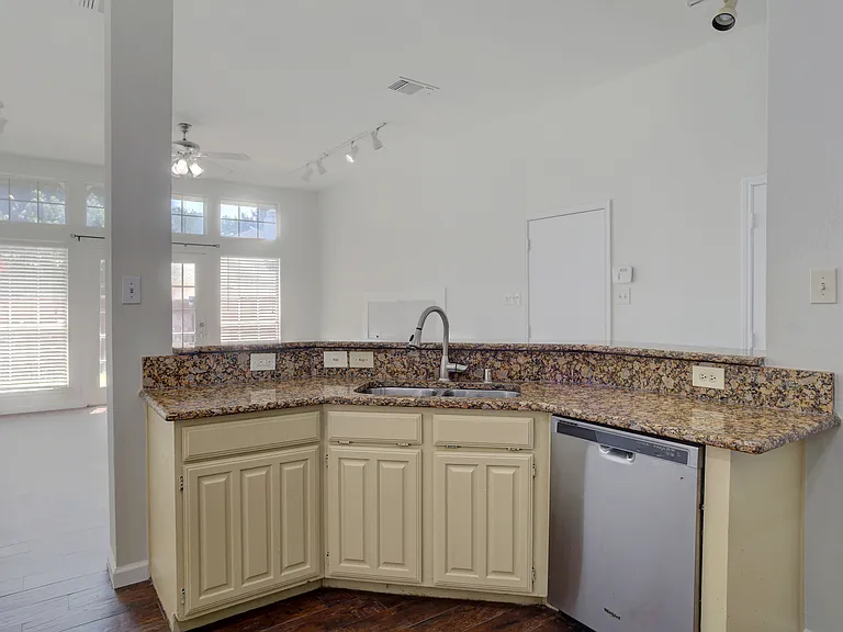 1821 Chattham Ct — Photo 13