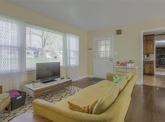 4th image of 8411 W 86th St