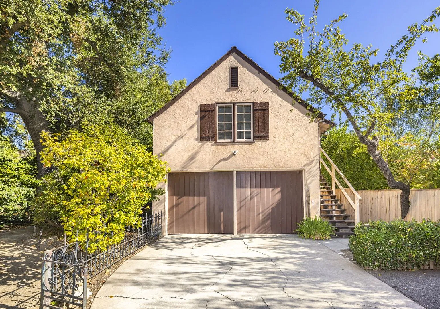 1 Bed, 1 Bath Standalone ADU w/ Laundry & Private Yard in Prestigious Crescent Park — Photo 1