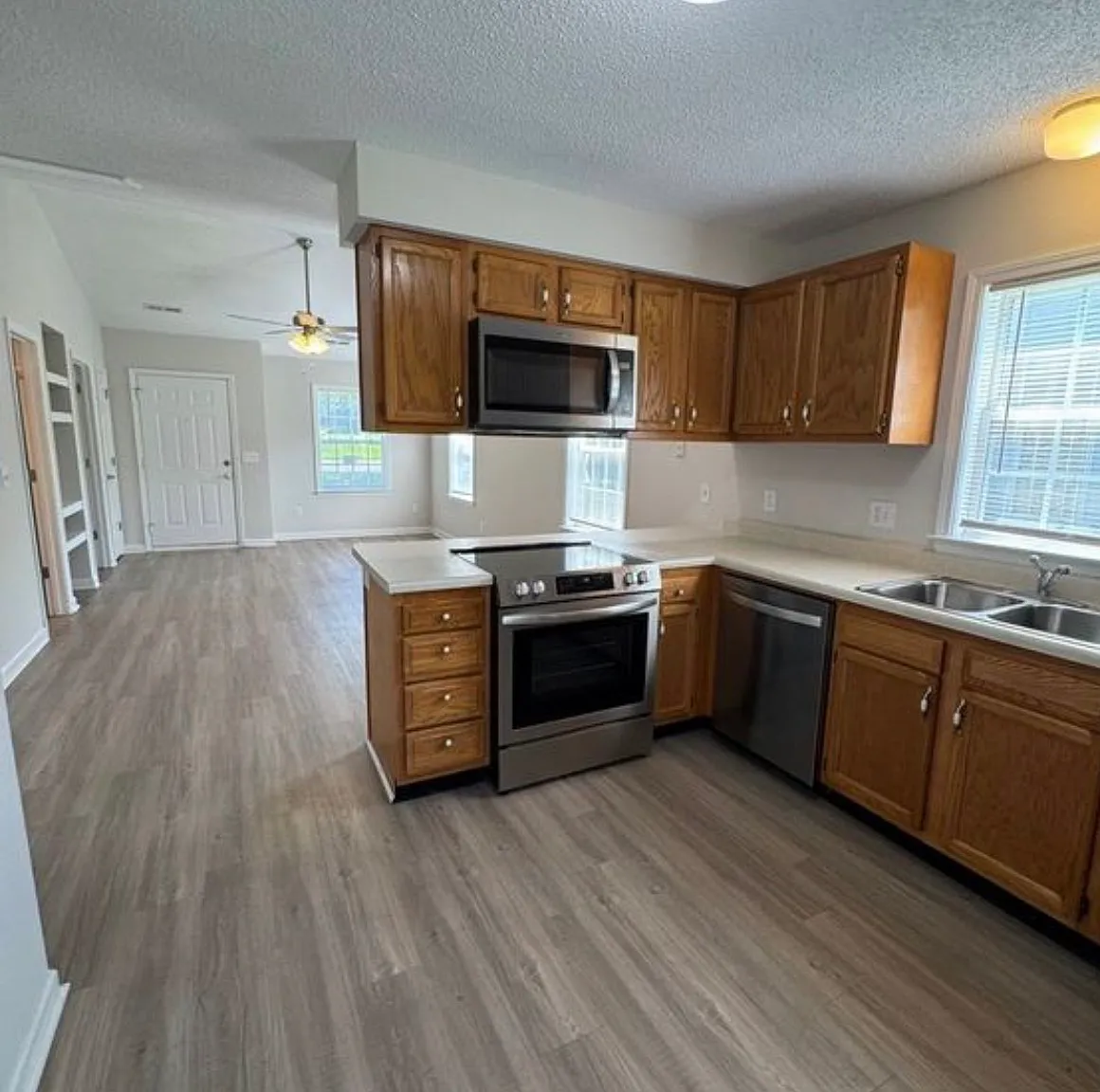 2 bed, 900 sqft, $1,300 — Photo 3