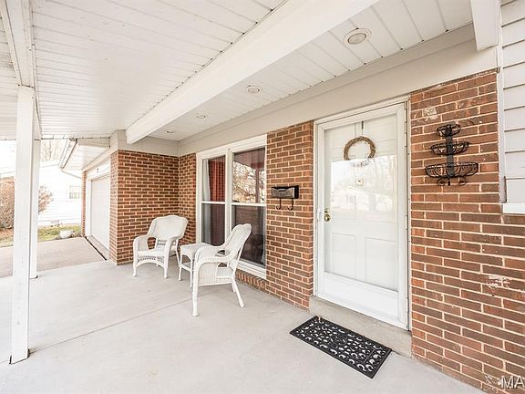 4th image of 27 Coachlight Dr