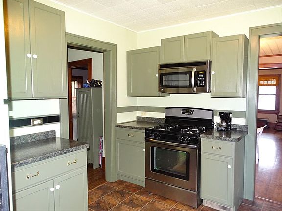 5th image of 624 E East St
