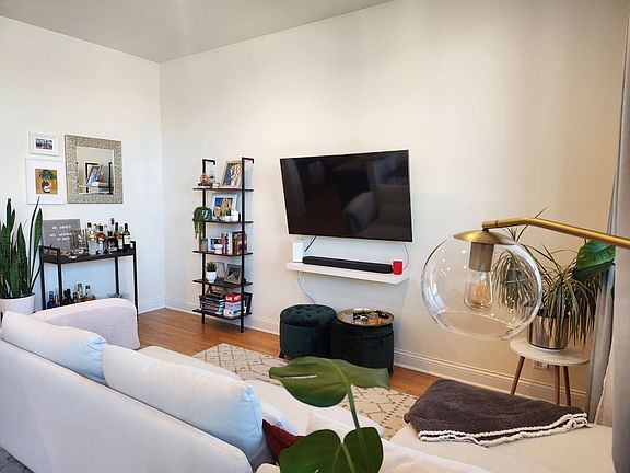 5th image of 918 W Belmont Ave APT 405