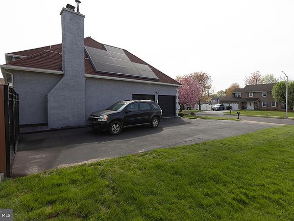 3rd image of 825 Cliff Rd