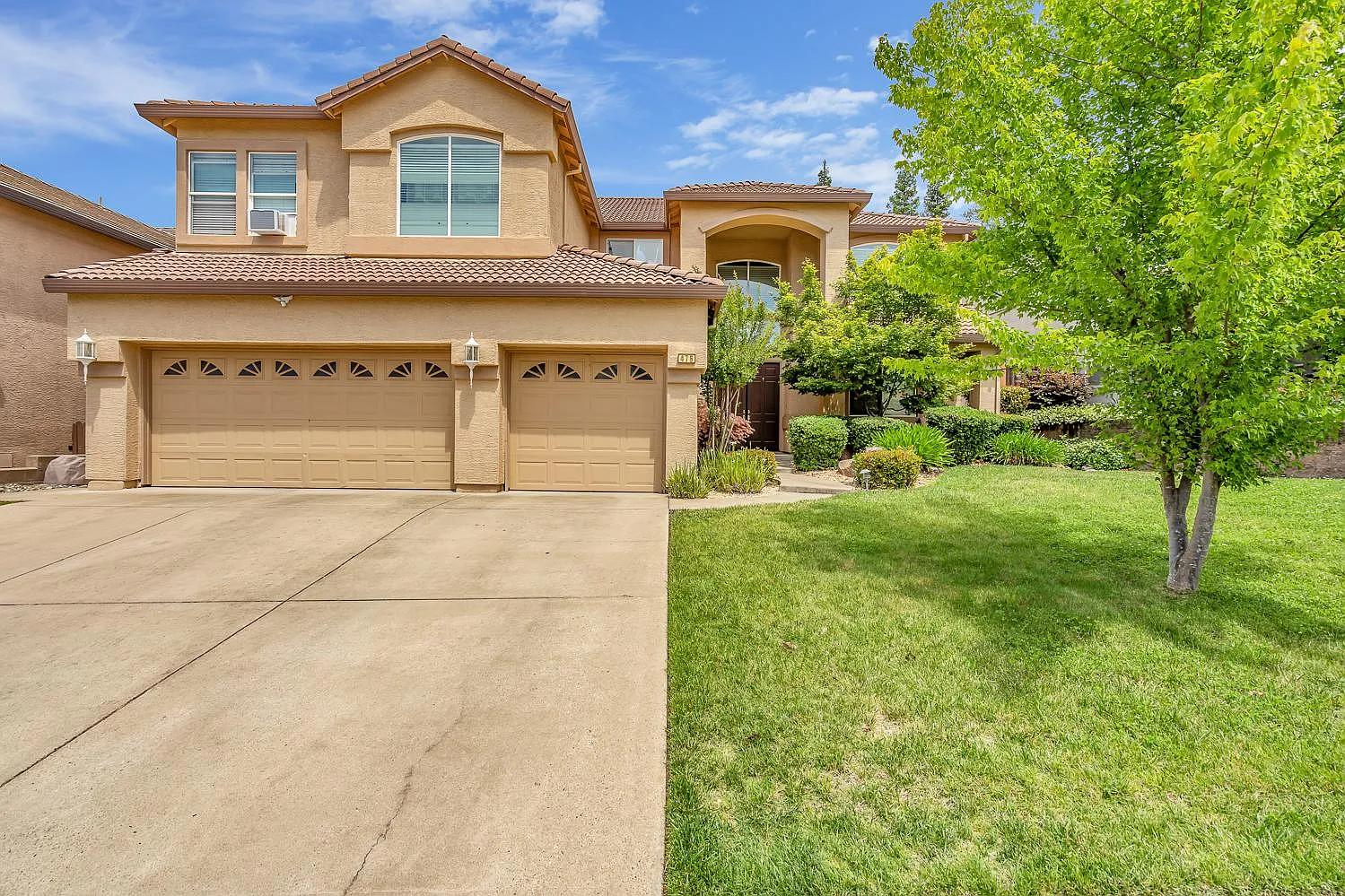 5 bed, 4090 sqft, $4,695 — Photo 3