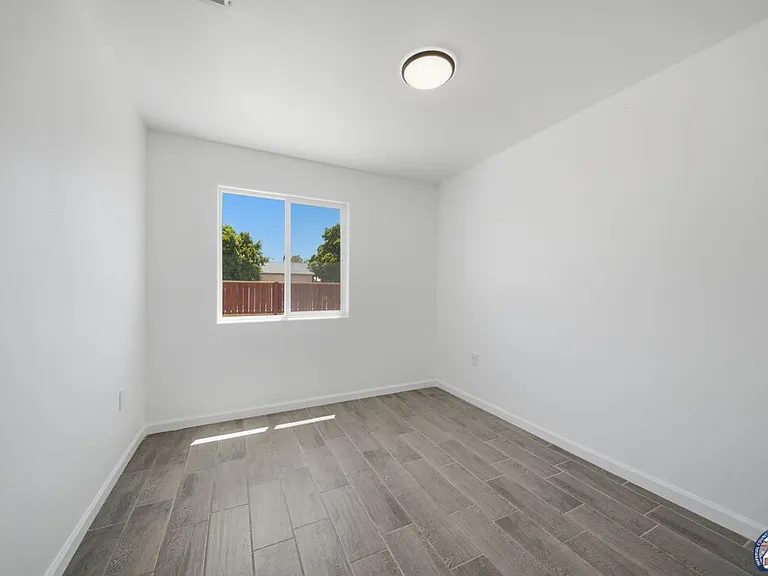 1077 Wozencraft St — Photo 16
