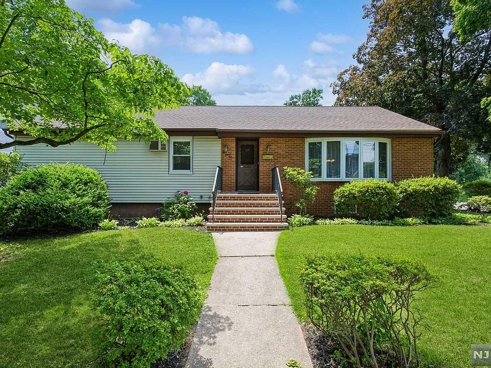 1st image of 392 Roslyn Ave